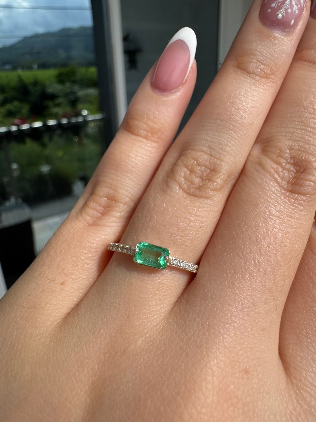 Anillo de esmeralda colombiana corte esmeralda en oro 18K