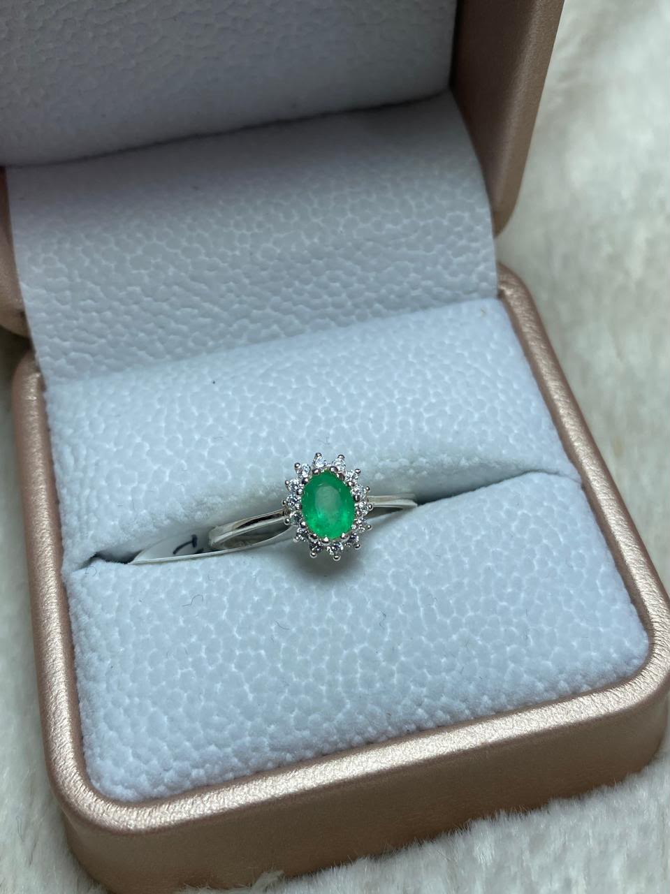 Anillo de esmeralda corte pera con halo hecho a medida por SINAÍ