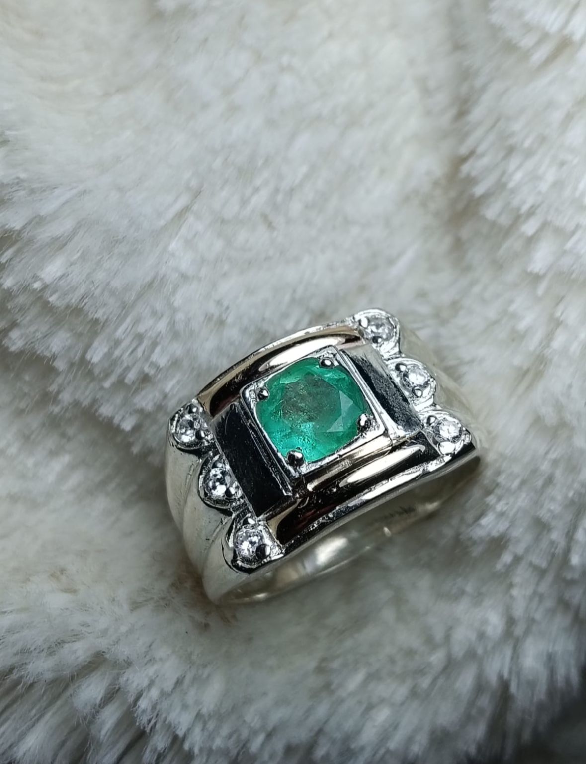 Anillo de esmeralda para caballero hecho a medida por SINAÍ